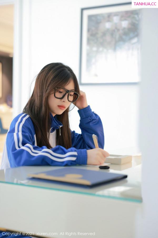 明日花桃桃  明日花桃桃澳门旅拍 蓝色校服下青春活力第2张图片